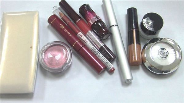 今天第三篇～新品試色妝～KATE深黑眼線膠/化妝惑星/lavshuca口紅唇蜜/MUJI唇線筆