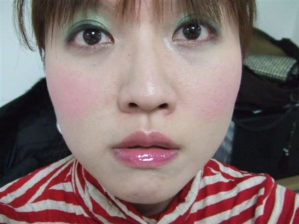 彩妝日記~有MAC粉紅芭比精神的綠眼影春妝~