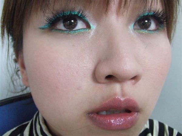 這次的公主更悲傷~~用MAC 綠色眼線液玩玩看(內容補好囉)))