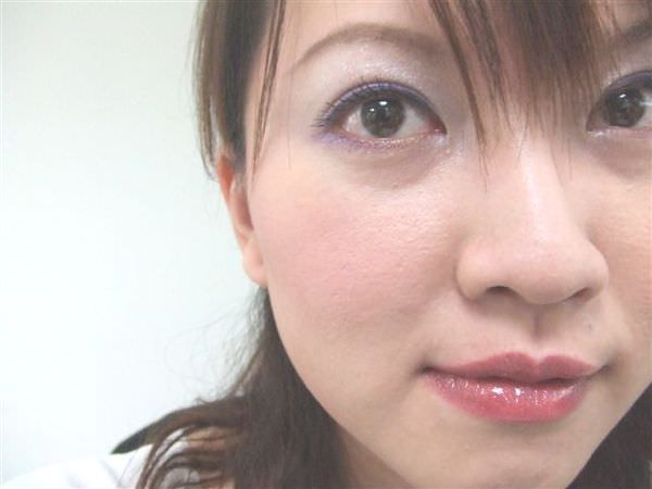 用深紫kate眼線膠+淺紫色眼影來練習~好氣色又有層次感的OL妝