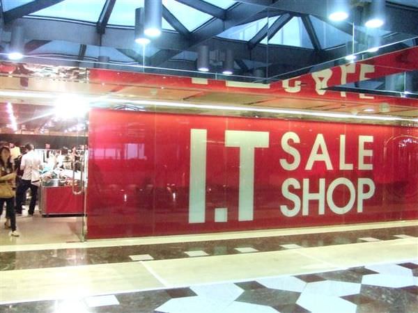 香港行~<尖沙咀>海港城/新港中心/美麗華~it outlet，uniqlo，一堆名牌買不完啦