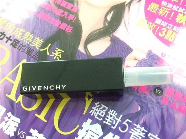 週年慶戰利品~紀梵希GIVENCHY禁忌之吻膏#02試色囉~
