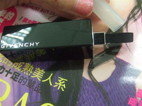 週年慶戰利品~紀梵希GIVENCHY禁忌之吻膏#02試色囉~